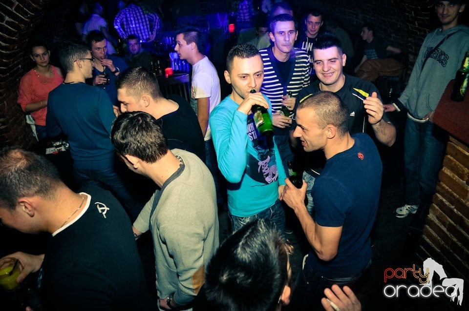 Party incendiar în Club Escape,