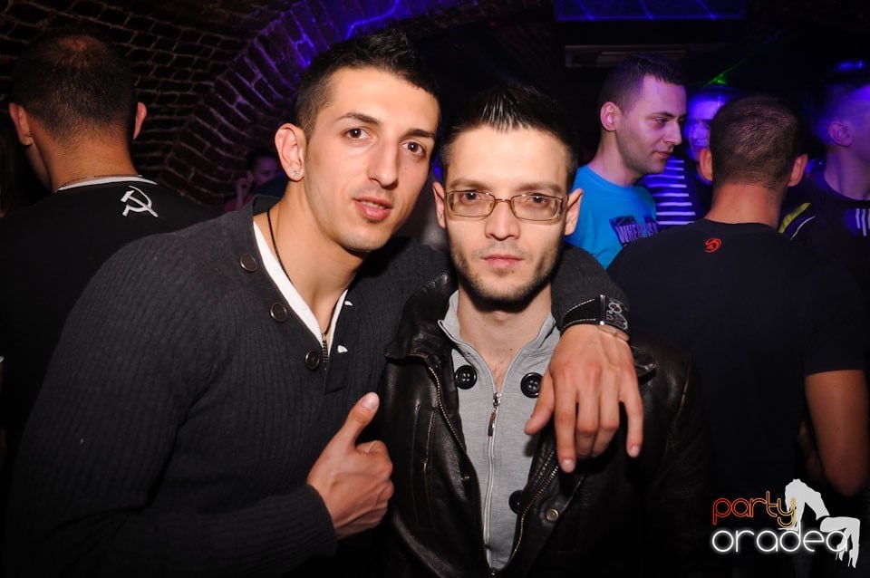 Party incendiar în Club Escape,