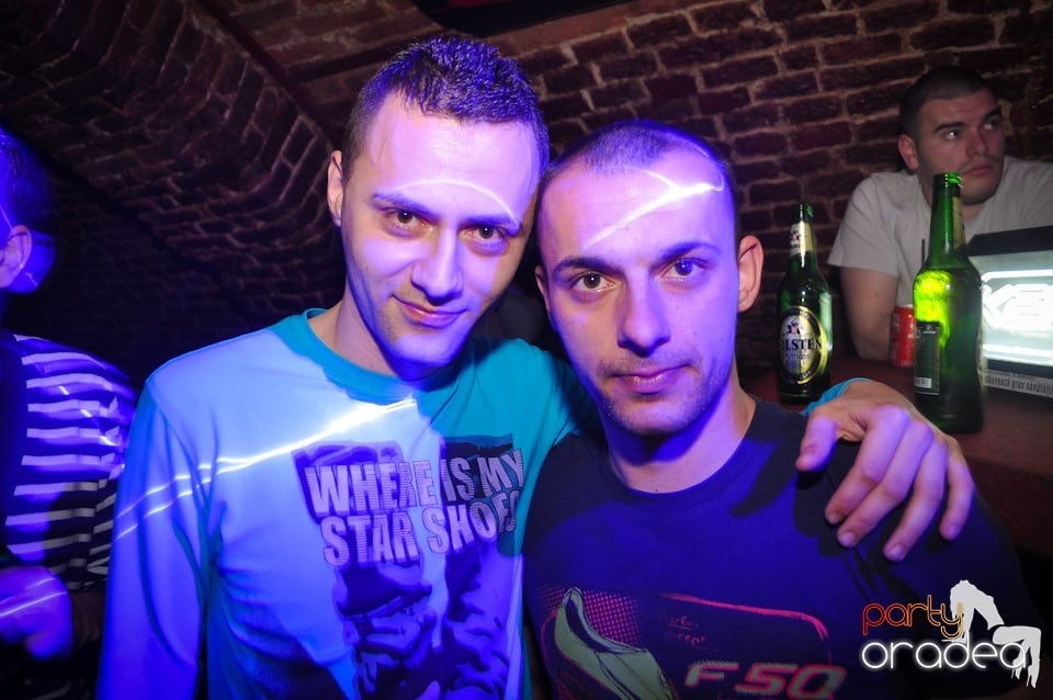 Party incendiar în Club Escape,