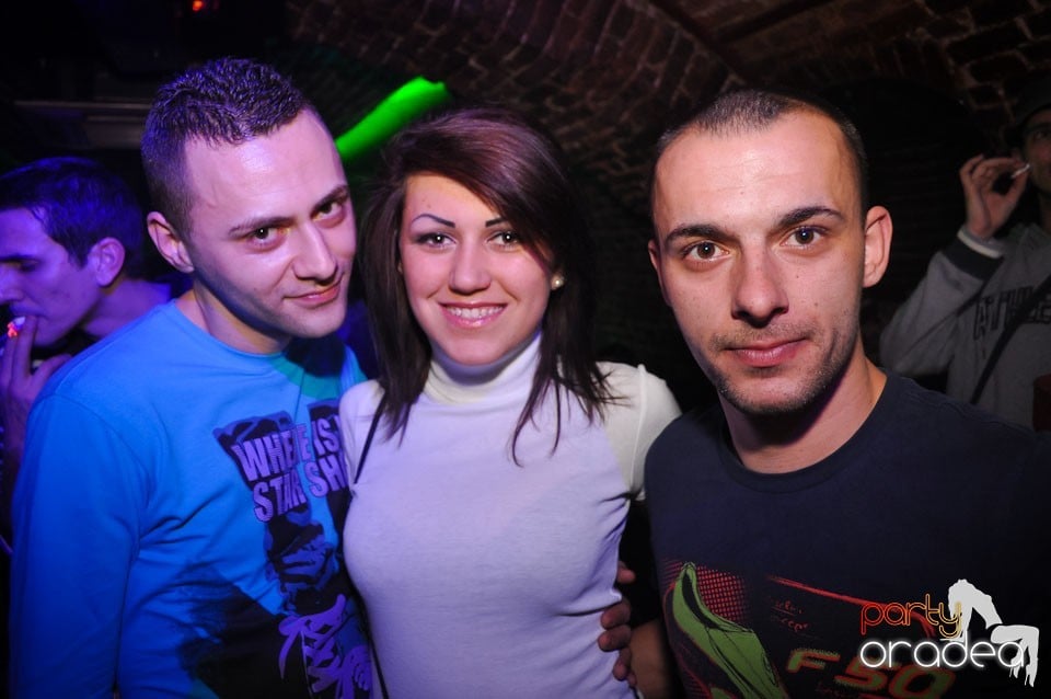 Party incendiar în Club Escape,