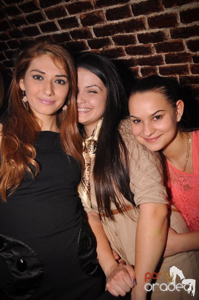 Party incendiar în Club Escape,