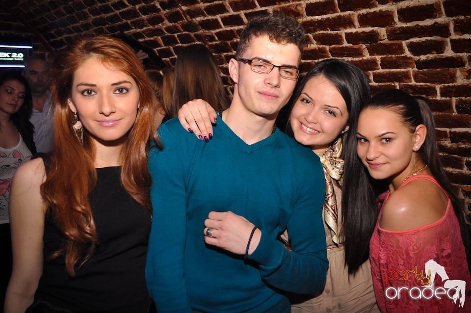 Party incendiar în Club Escape,
