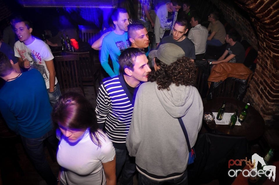 Party incendiar în Club Escape,