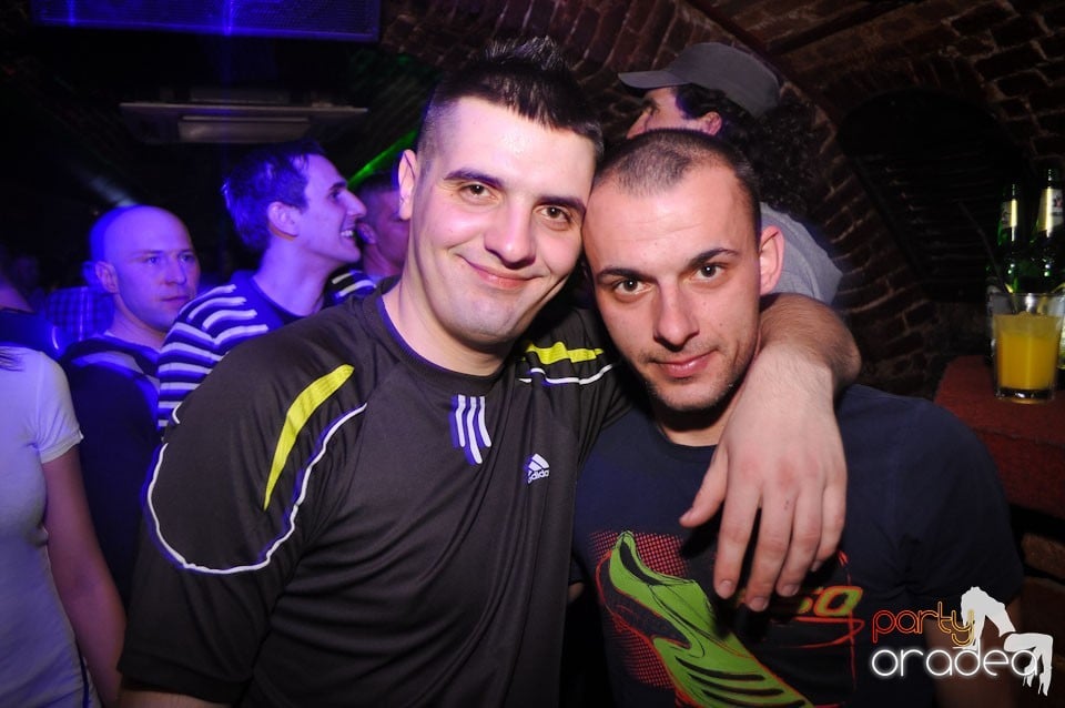 Party incendiar în Club Escape,