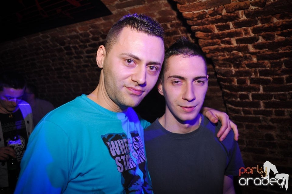 Party incendiar în Club Escape,