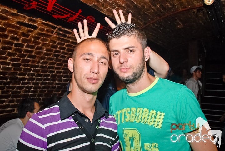 Party time în Club Escape, 