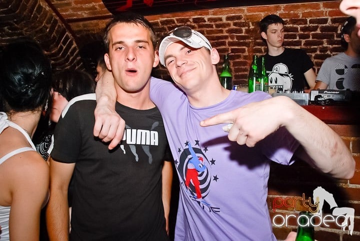 Party time în Club Escape, 