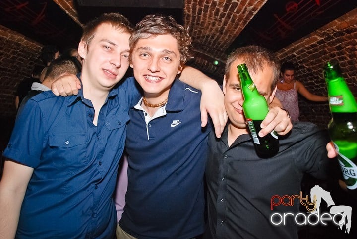 Party time în Club Escape, 