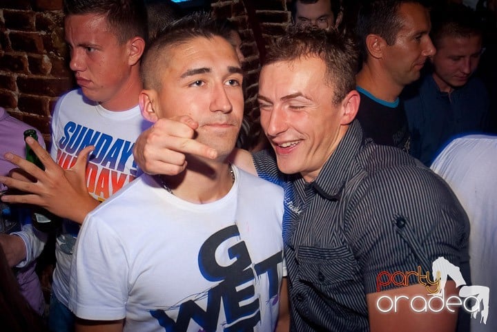 Party time în Club Escape, 