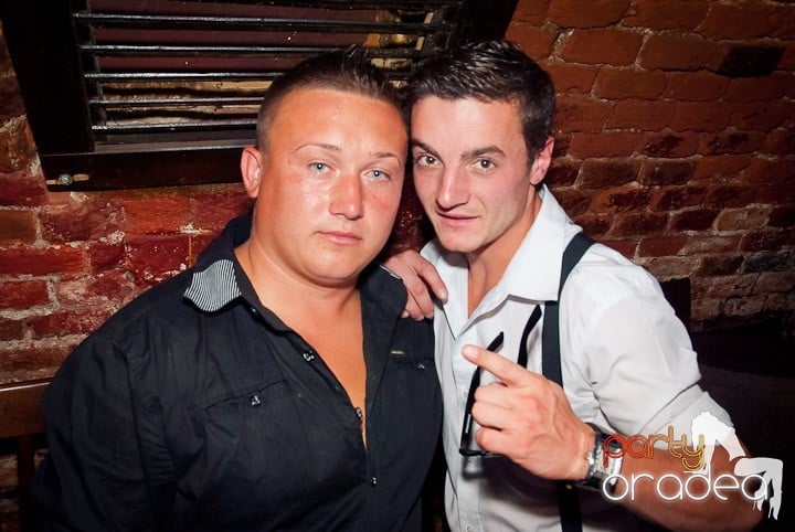 Party time în Club Escape, 