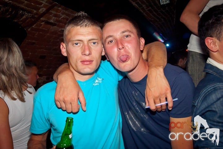 Party time în Club Escape, 