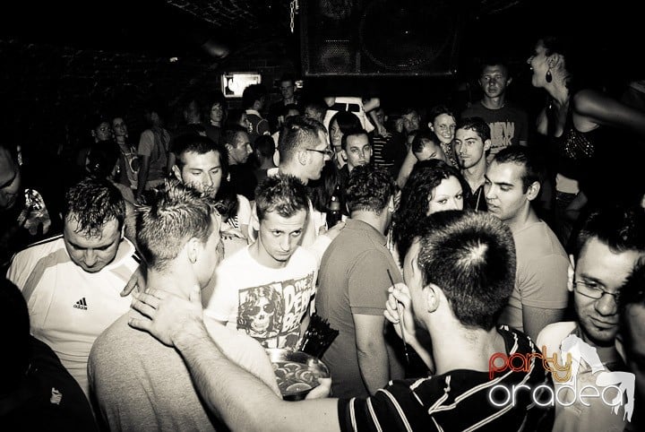 Party time în Club Escape, 