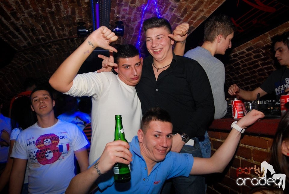 Party time în Club Escape, 