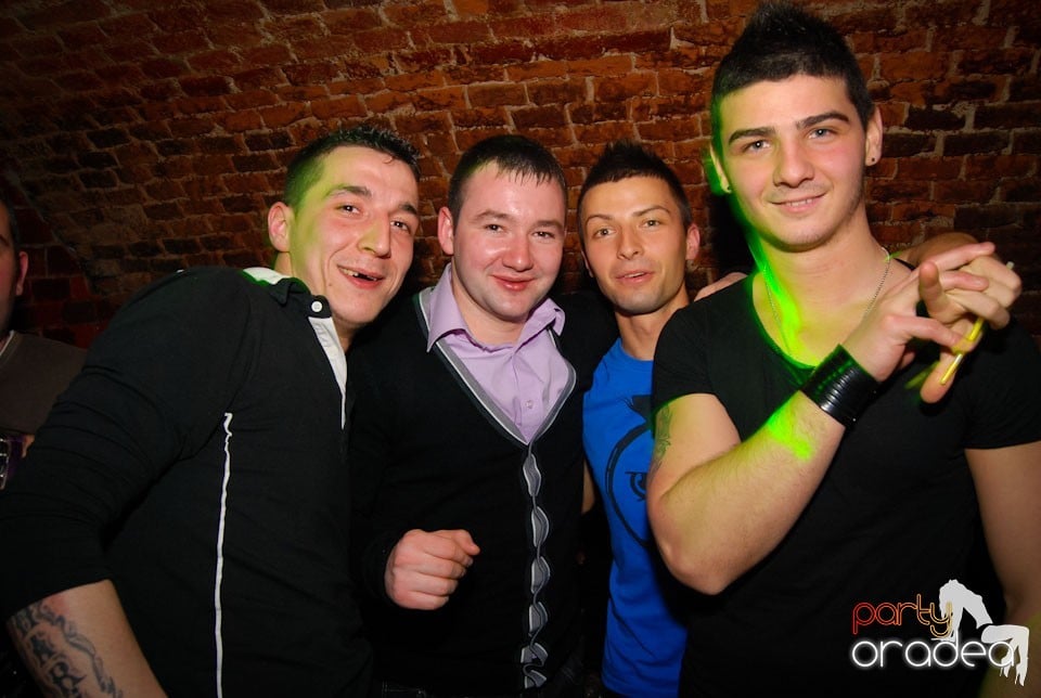 Party time în Club Escape, 