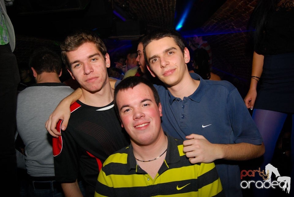 Party time în Club Escape, 