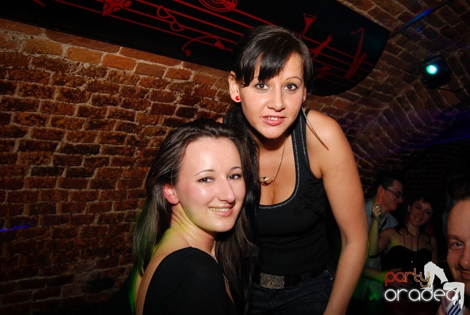 Party time în Club Escape, 