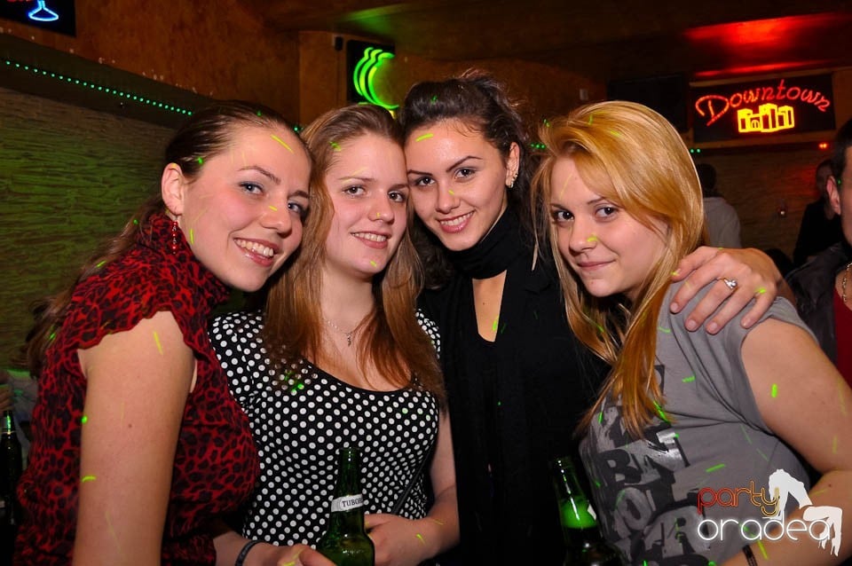 Party time în Downtown, 