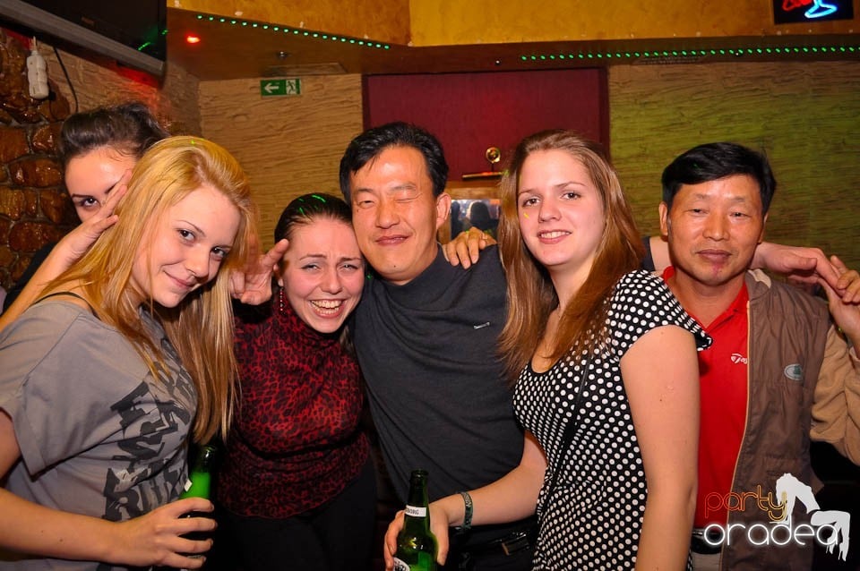 Party time în Downtown, 