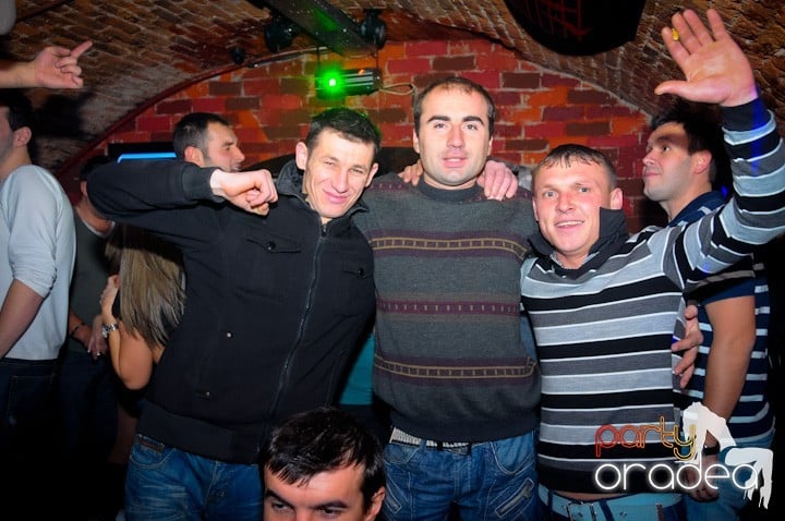 Party vineri în Club Escape, 