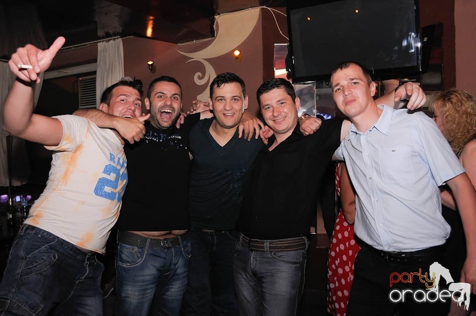 Party weekend în Chanson Café, 