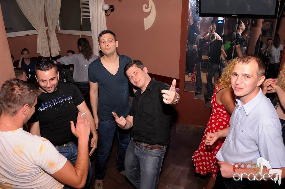 Party weekend în Chanson Café, 