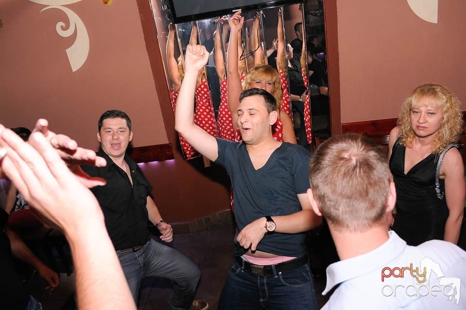 Party weekend în Chanson Café, 