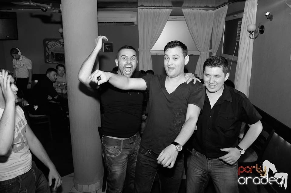 Party weekend în Chanson Café, 