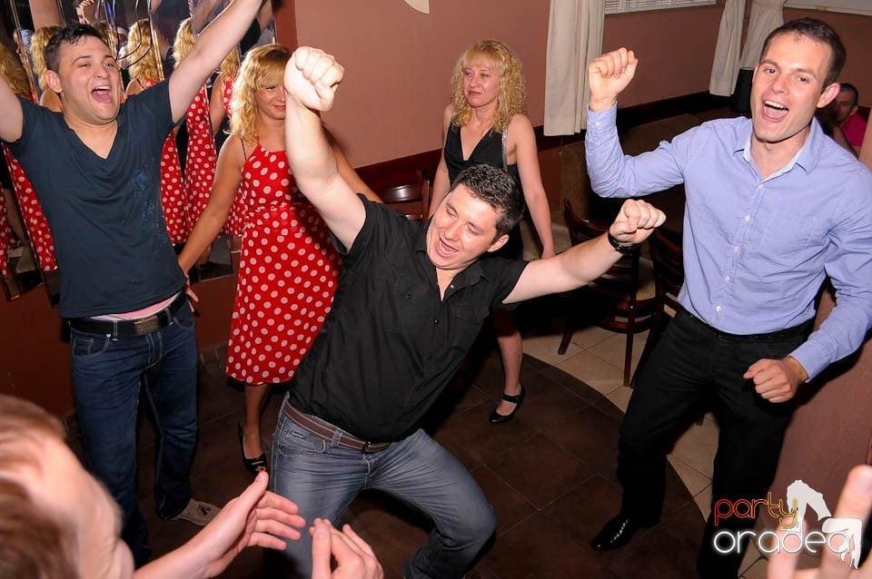 Party weekend în Chanson Café, 