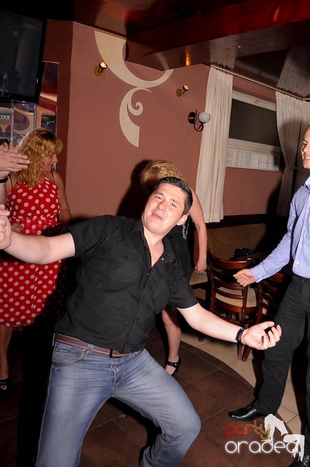 Party weekend în Chanson Café, 