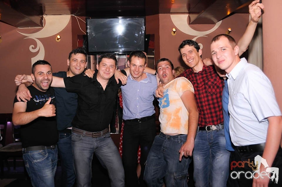 Party weekend în Chanson Café, 