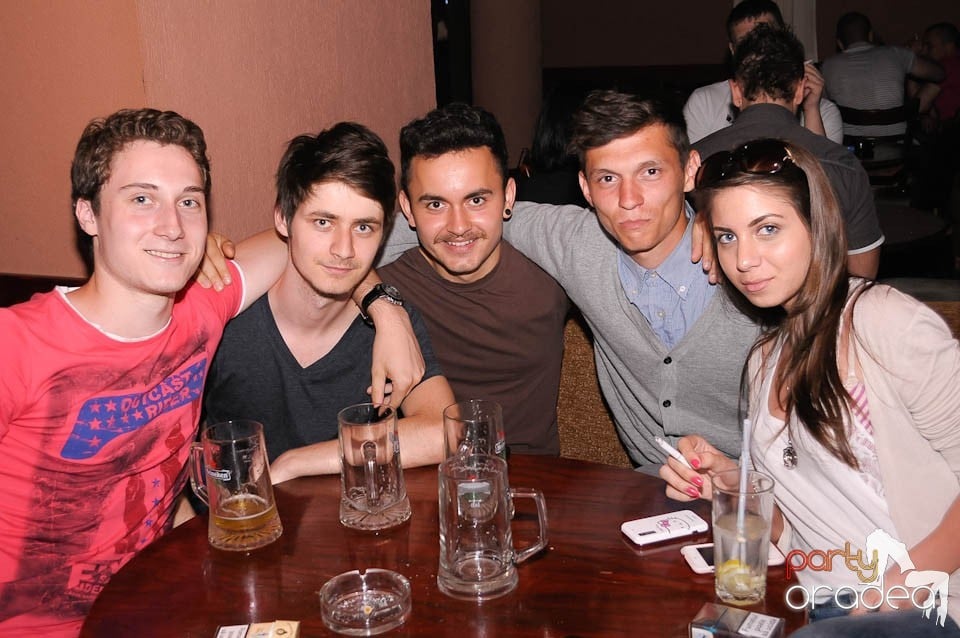 Party weekend în Chanson Café, 