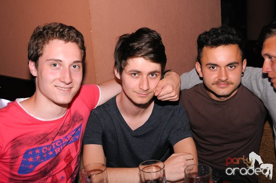 Party weekend în Chanson Café, 