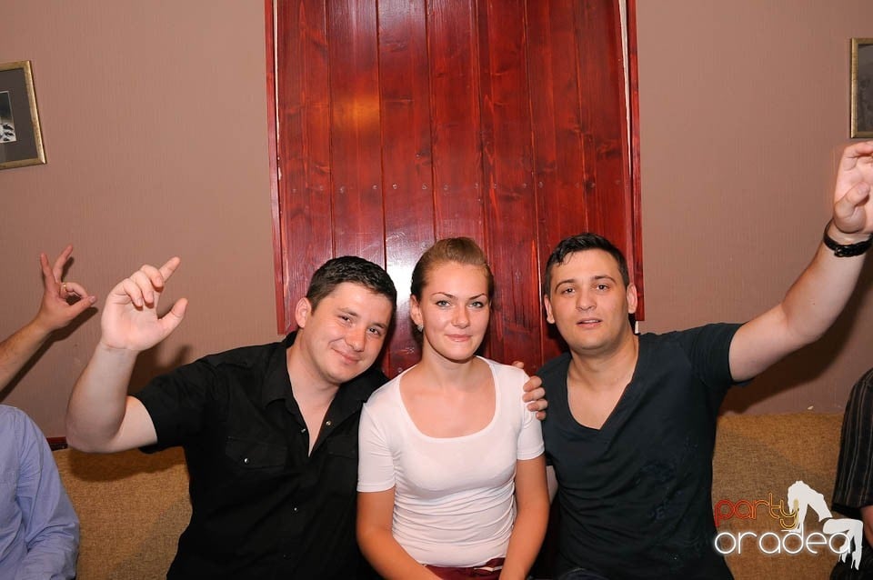 Party weekend în Chanson Café, 