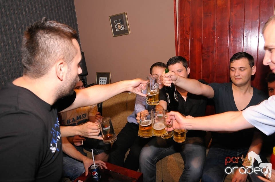 Party weekend în Chanson Café, 