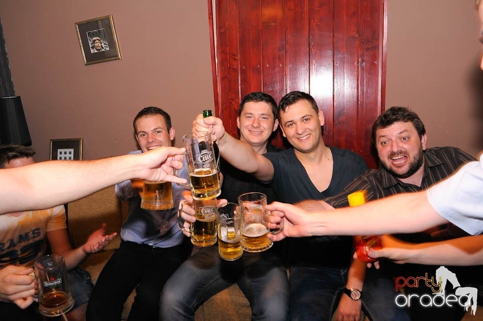 Party weekend în Chanson Café, 