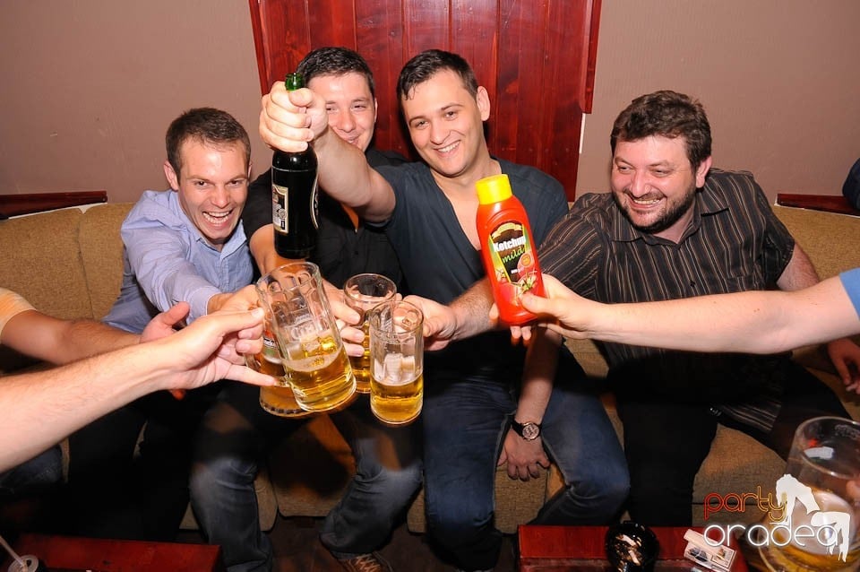 Party weekend în Chanson Café, 