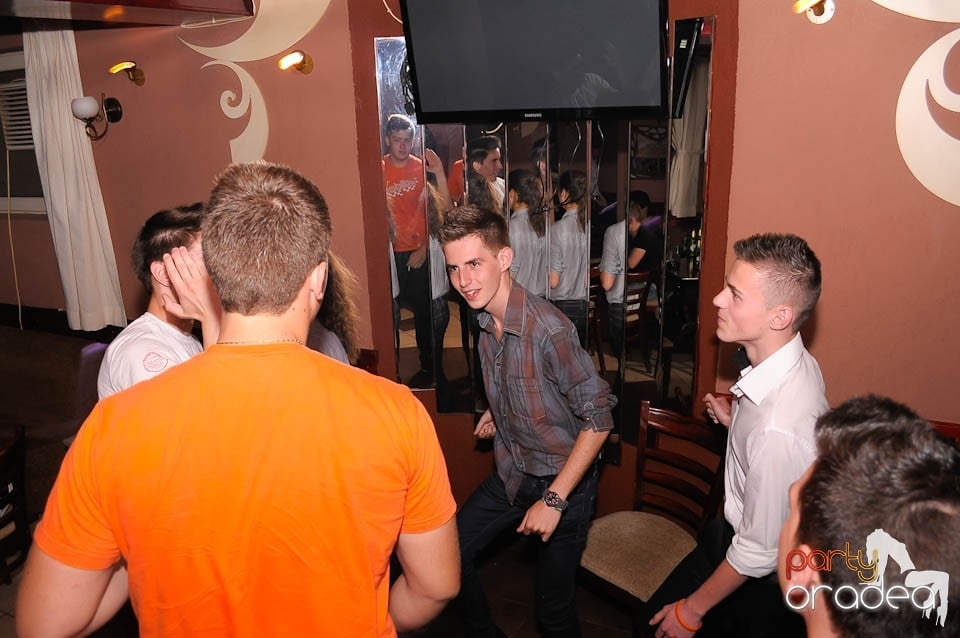 Party weekend în Chanson Café, 