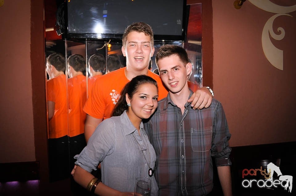 Party weekend în Chanson Café, 