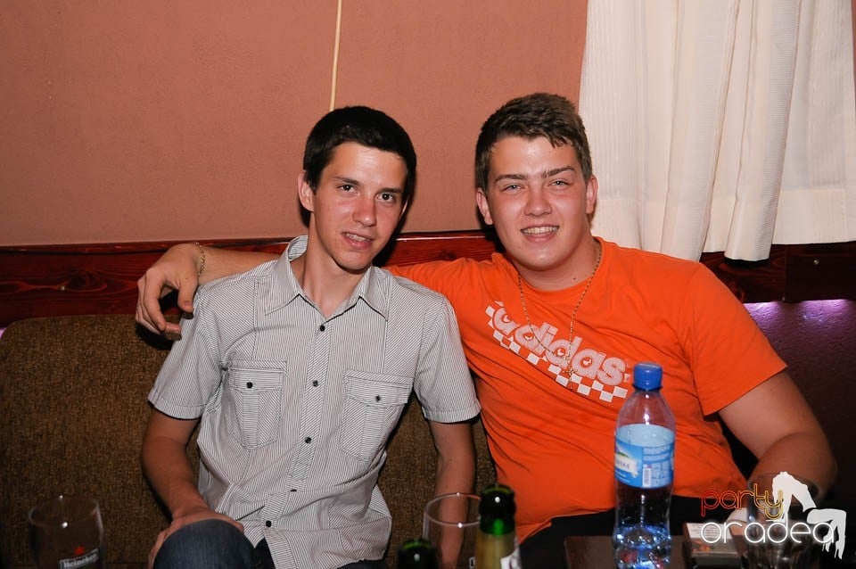 Party weekend în Chanson Café, 