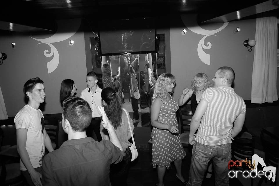 Party weekend în Chanson Café, 