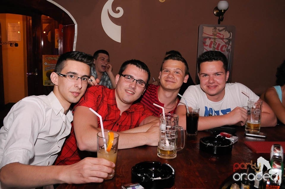 Party weekend în Chanson Café, 