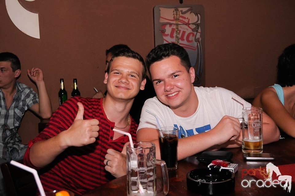 Party weekend în Chanson Café, 