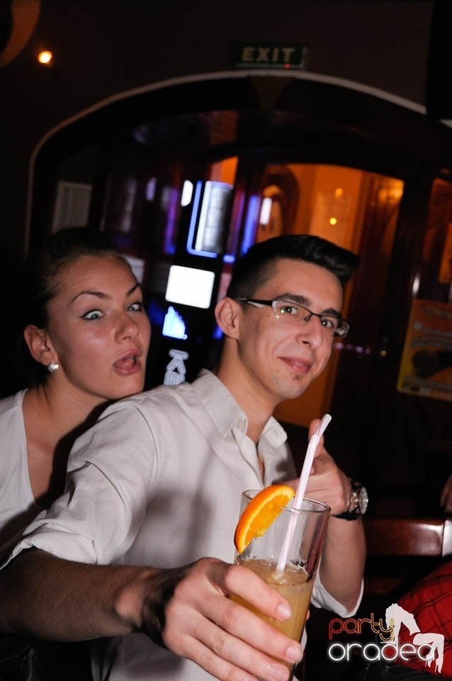 Party weekend în Chanson Café, 