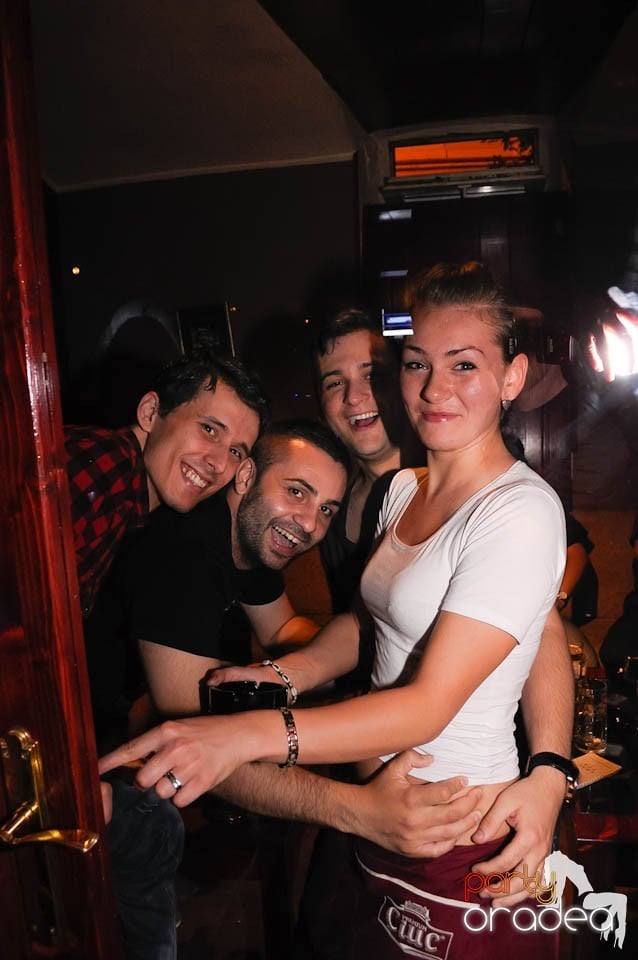 Party weekend în Chanson Café, 