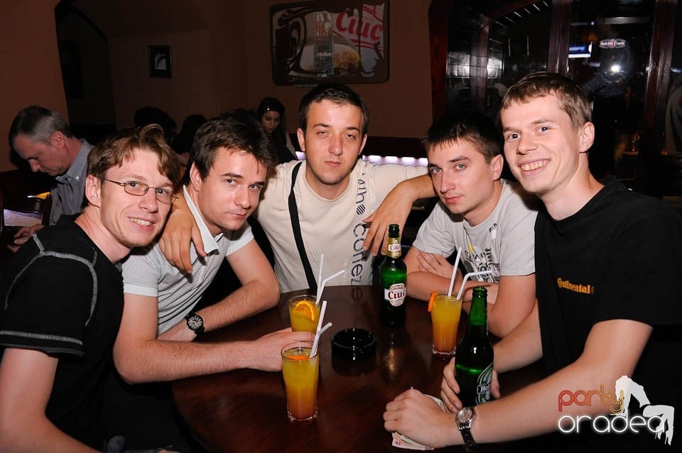 Party weekend în Chanson Café, 