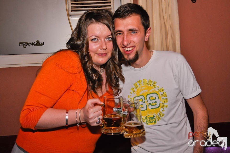 Party weekend în Chanson Café, 