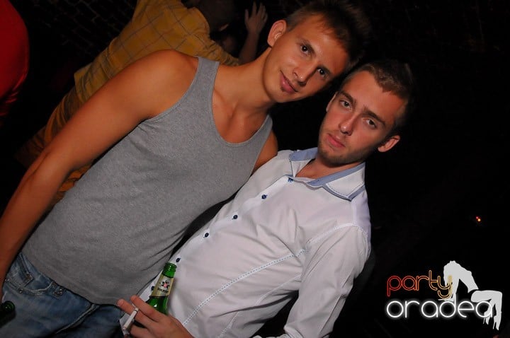 Petrecea de miercuri seara în Club Escape, 