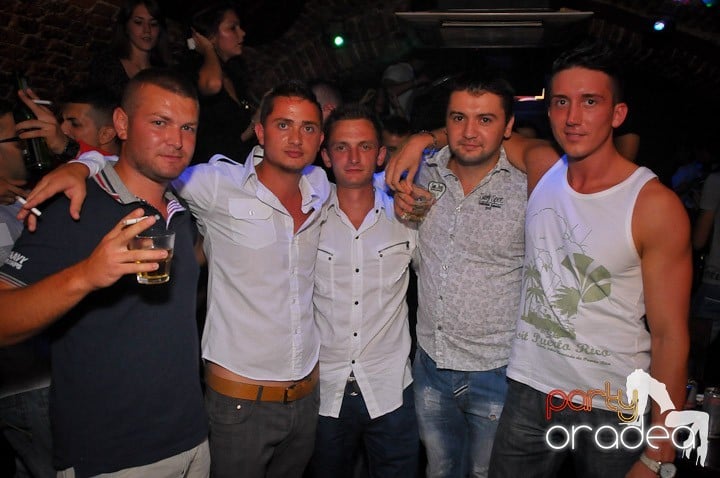 Petrecea de miercuri seara în Club Escape, 