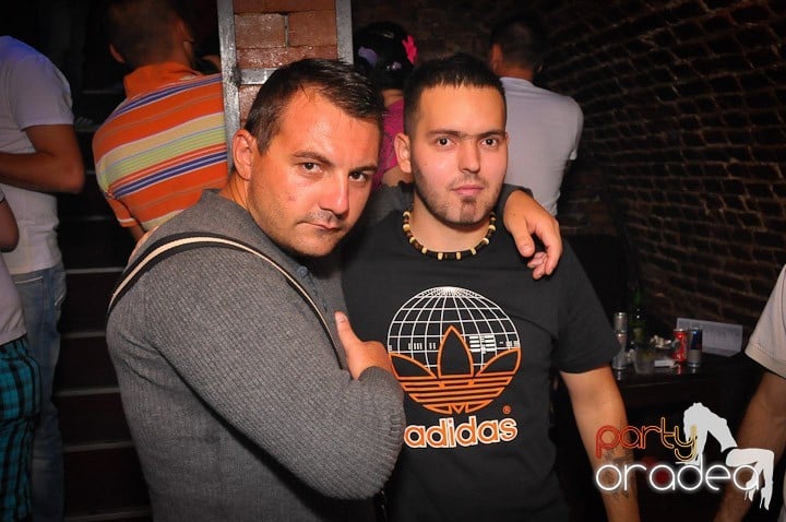 Petrecea de miercuri seara în Club Escape, 