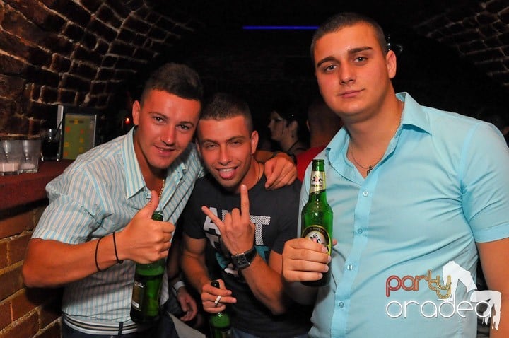 Petrecea de miercuri seara în Club Escape, 